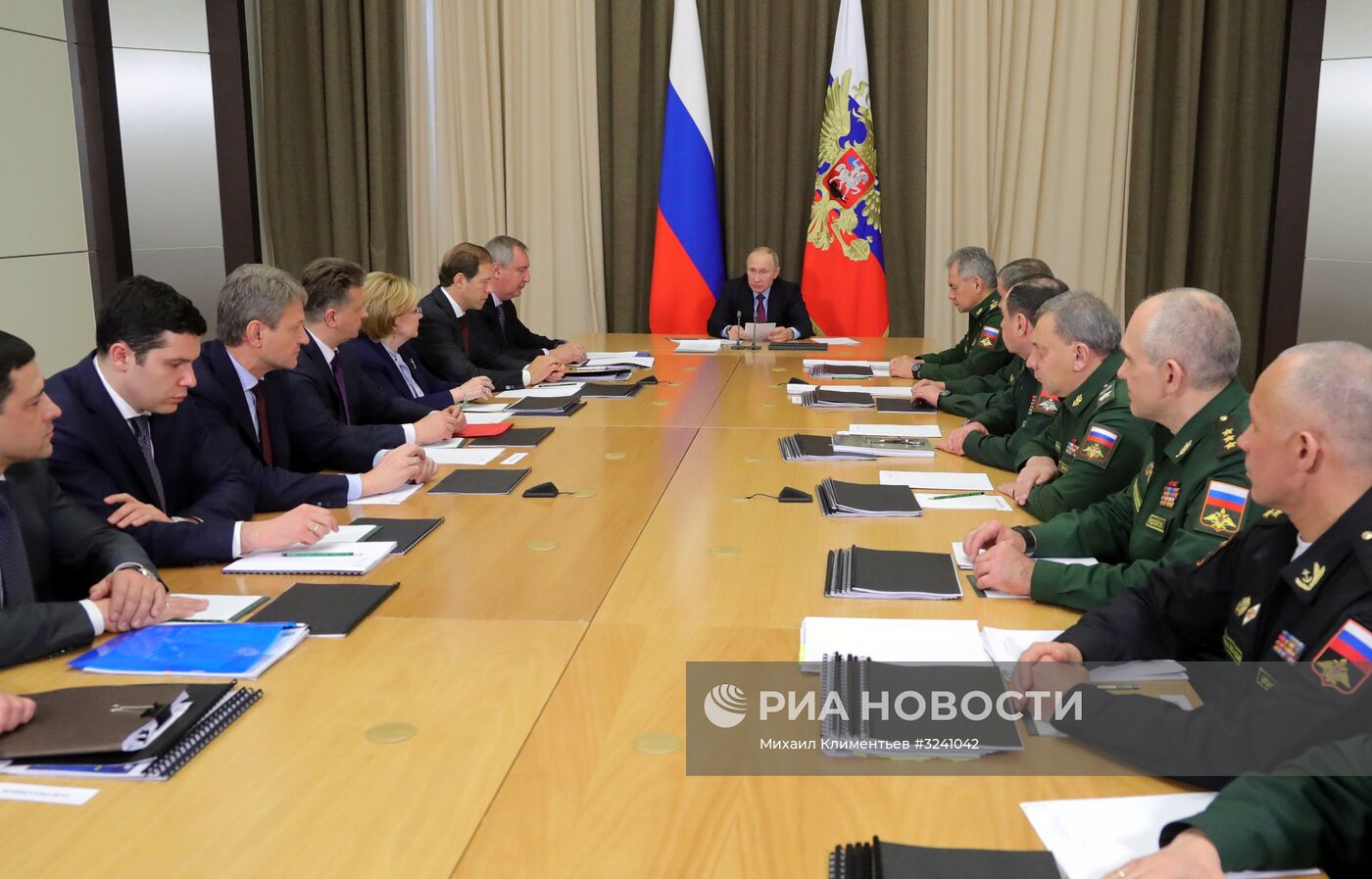 Президент РФ В. Путин провел совещание с руководством Минобороны, оборонно-промышленного комплекса, главами министерств и регионов