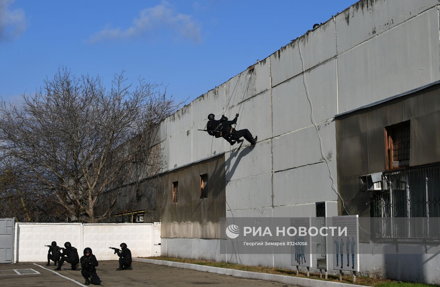 Показательные выступления сотрудников спецподразделения "ОМОН"