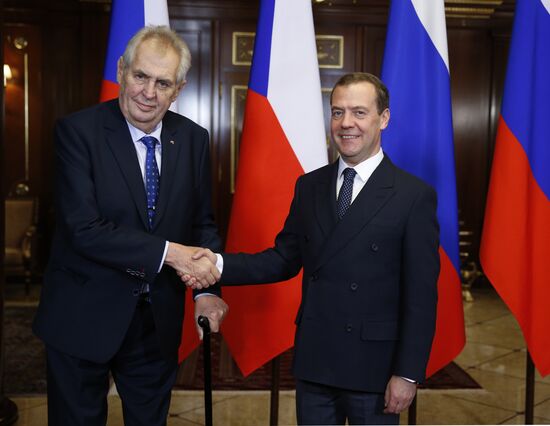 Премьер-министр РФ Д. Медведев встретился с президентом Чехии М. Земаном