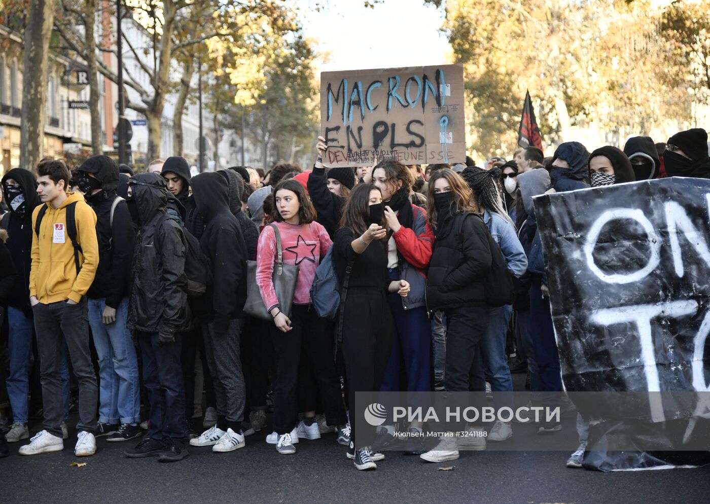 Акция против реформы образования в Париже