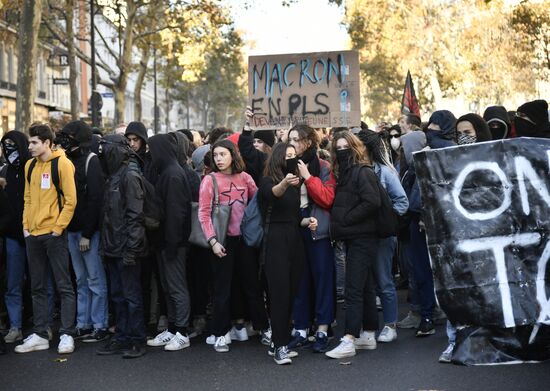 Акция против реформы образования в Париже