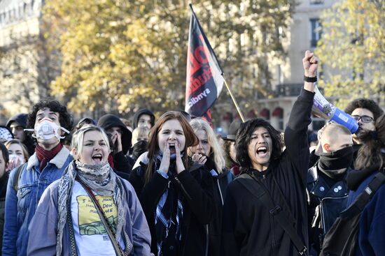 Акция против реформы образования в Париже