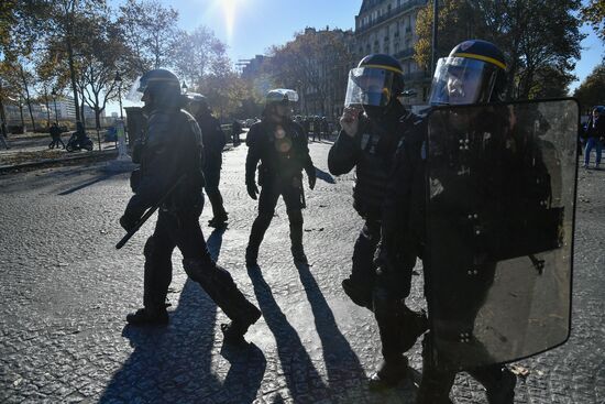 Акция против реформы образования в Париже