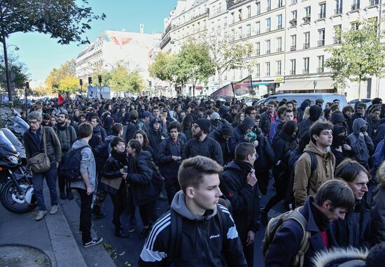 Акция против реформы образования в Париже