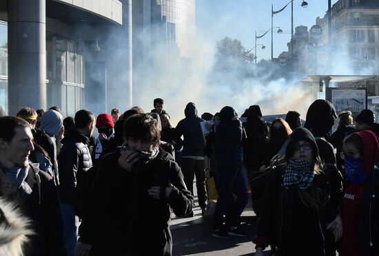 Акция против реформы образования в Париже