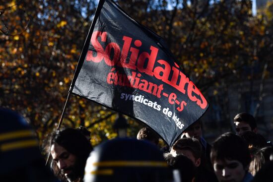 Акция против реформы образования в Париже