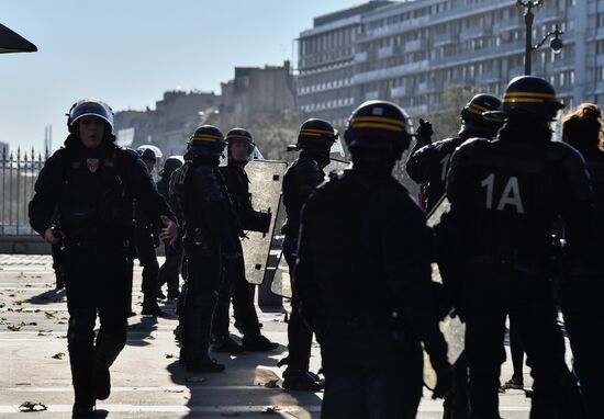 Акция против реформы образования в Париже