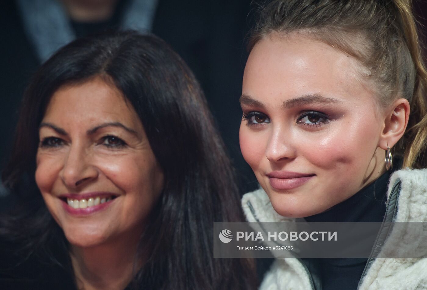 Церемония зажжения рождественской иллюминации на Елисейских полях