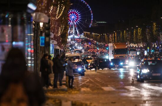 Церемония зажжения рождественской иллюминации на Елисейских полях