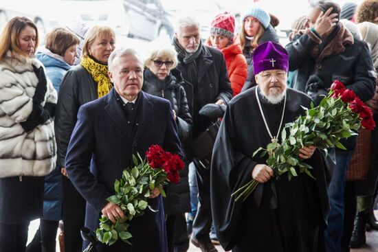 Люди несут цветы в память о Дмитрии Хворостовском