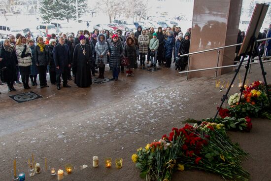 Люди несут цветы в память о Дмитрии Хворостовском