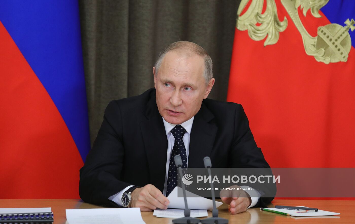 Президент РФ В. Путин провел совещание по вопросам обеспечения технического переоснащения Вооруженных сил