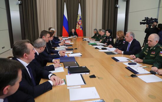 Президент РФ В. Путин провел совещание по вопросам обеспечения технического переоснащения Вооруженных сил