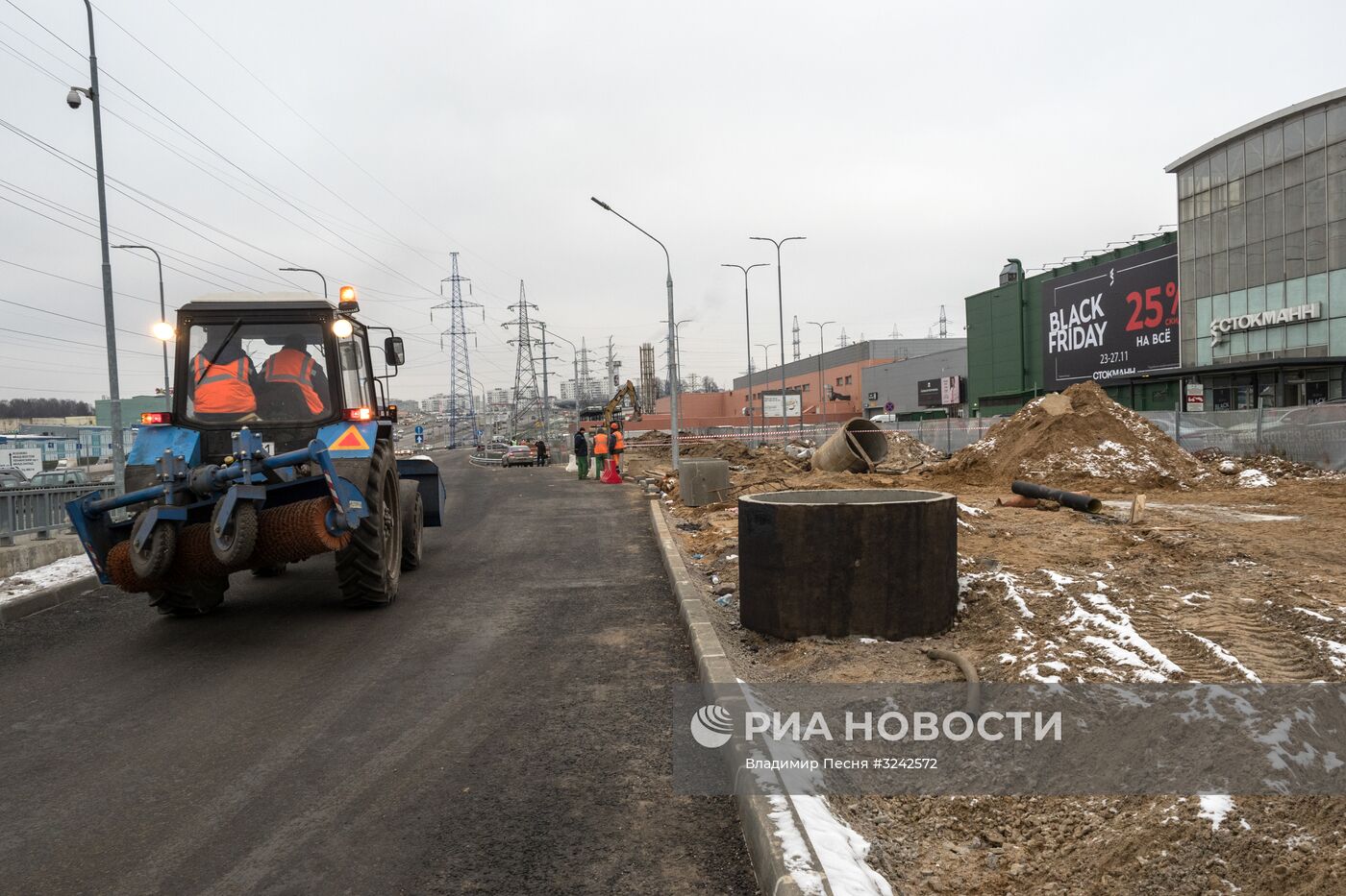 Обвал грунта на территории торгового центра 