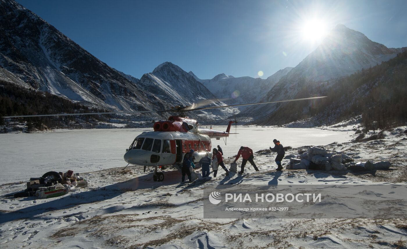 Акция по очистке от мусора у подножия горы Белуха