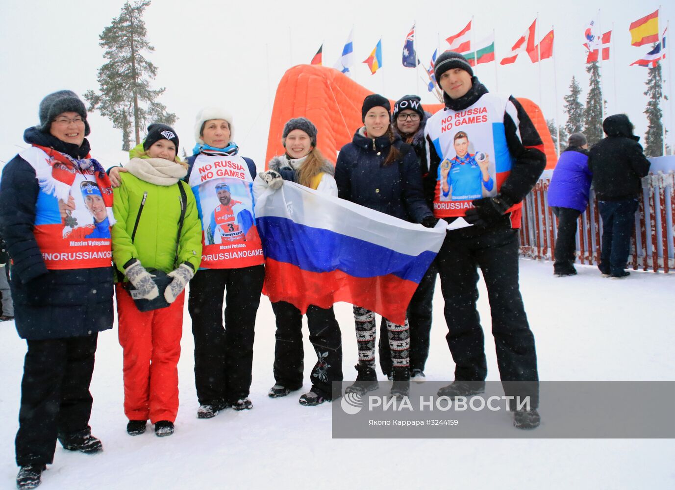 Акция российских болельщиков в поддержку отстраненных российских лыжников