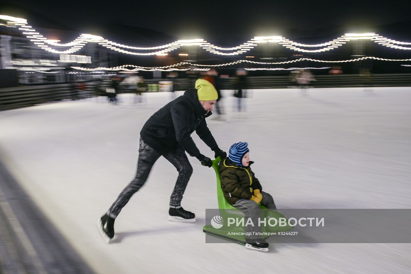 Каток на острове "Новая Голландия" в Санкт-Петербурге