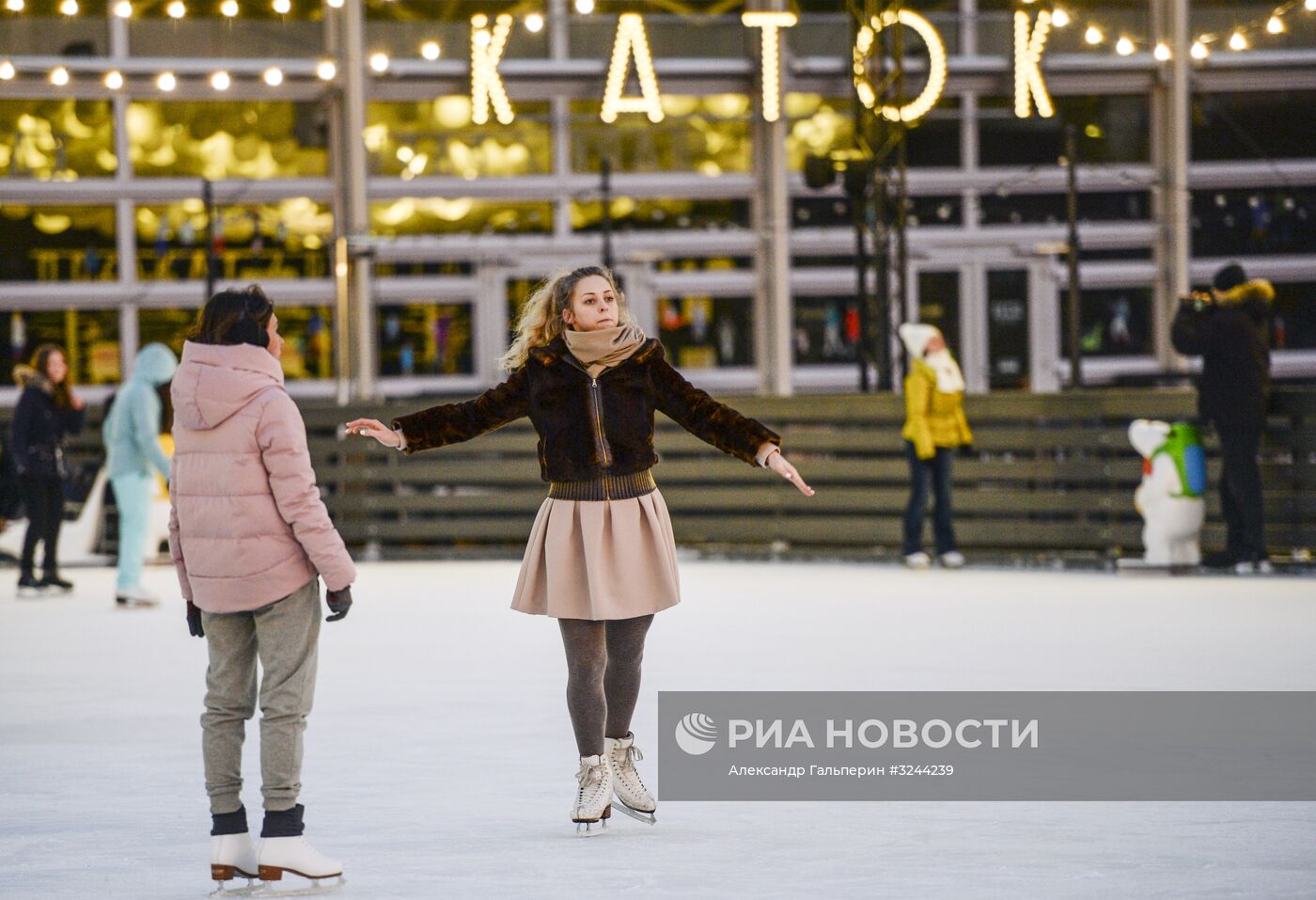 Каток на острове "Новая Голландия" в Санкт-Петербурге