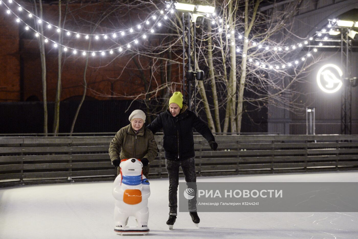 Каток на острове "Новая Голландия" в Санкт-Петербурге