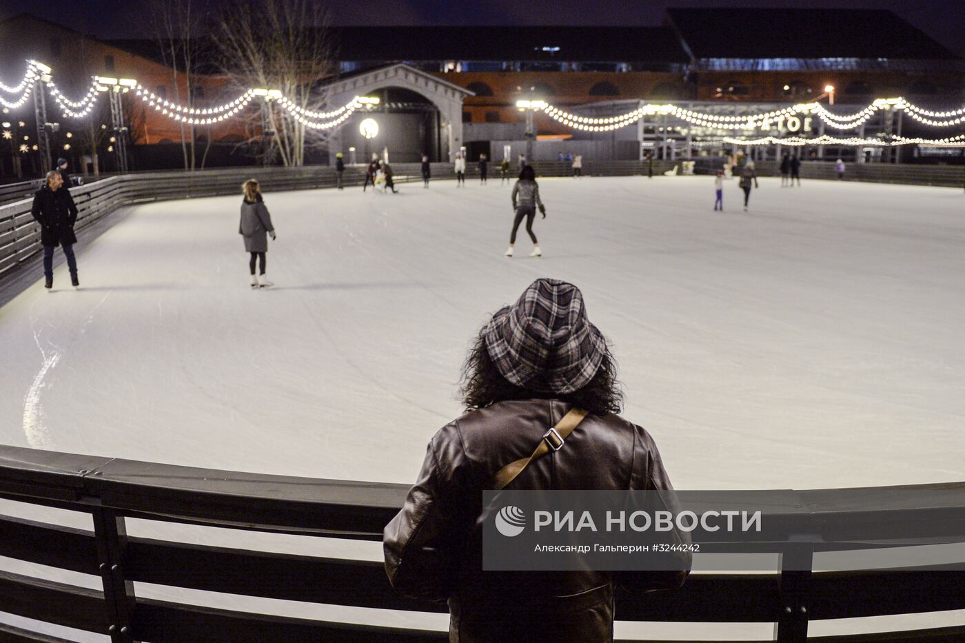 Каток на острове "Новая Голландия" в Санкт-Петербурге