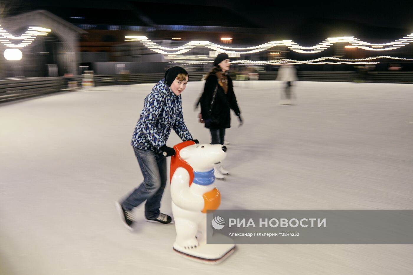 Каток на острове "Новая Голландия" в Санкт-Петербурге