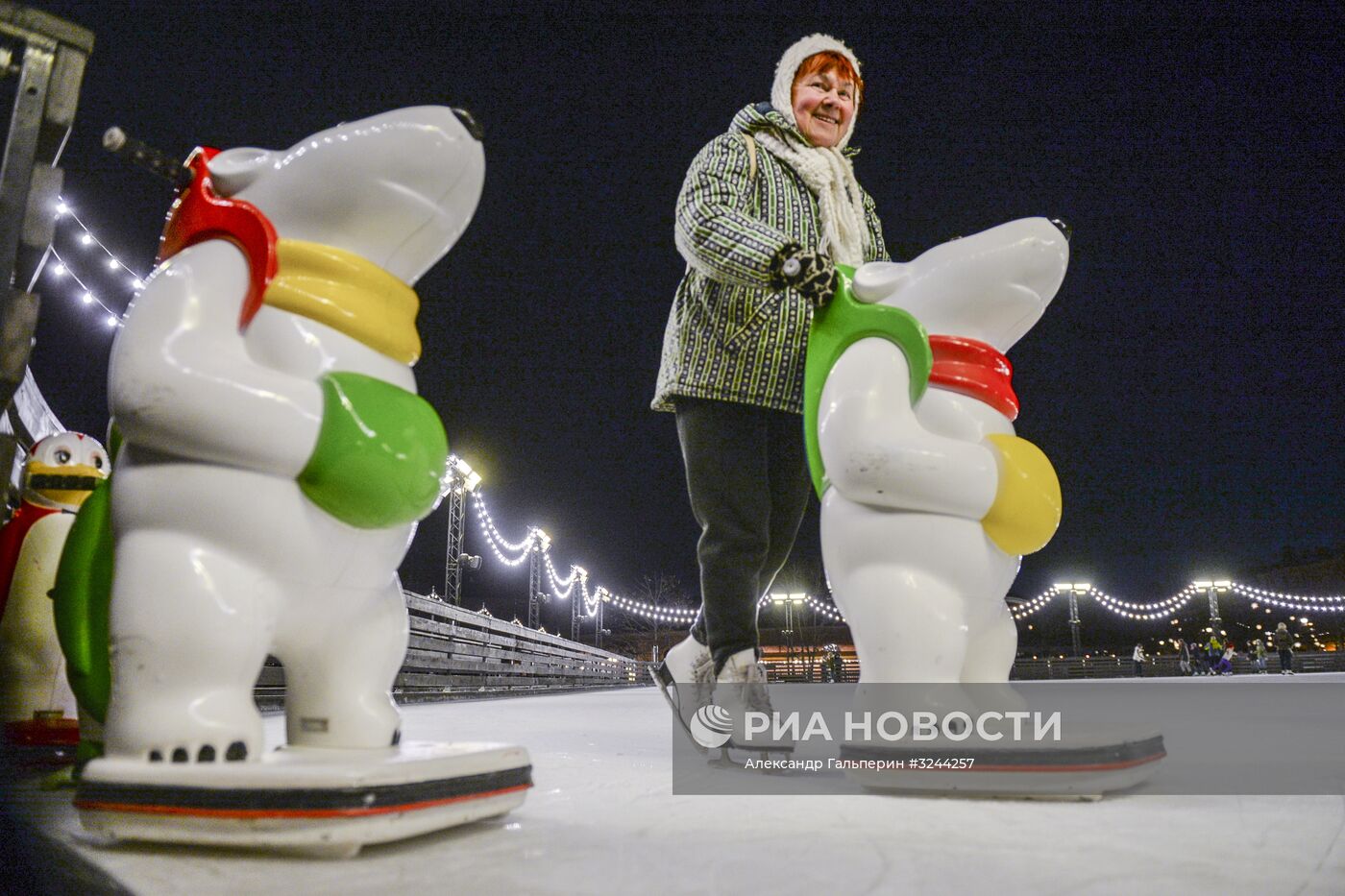 Каток на острове "Новая Голландия" в Санкт-Петербурге