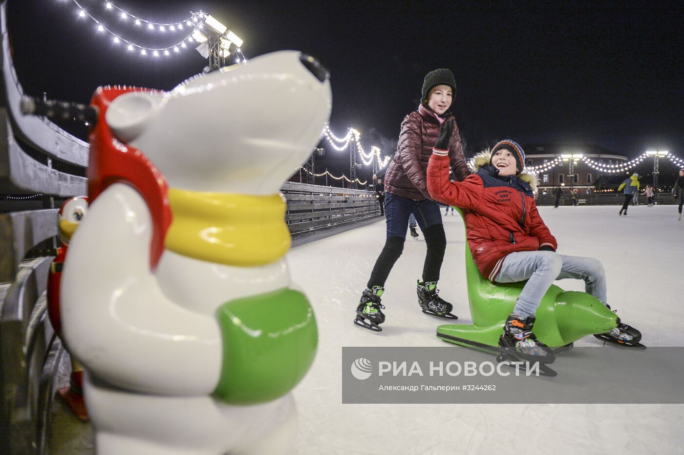 Каток на острове "Новая Голландия" в Санкт-Петербурге