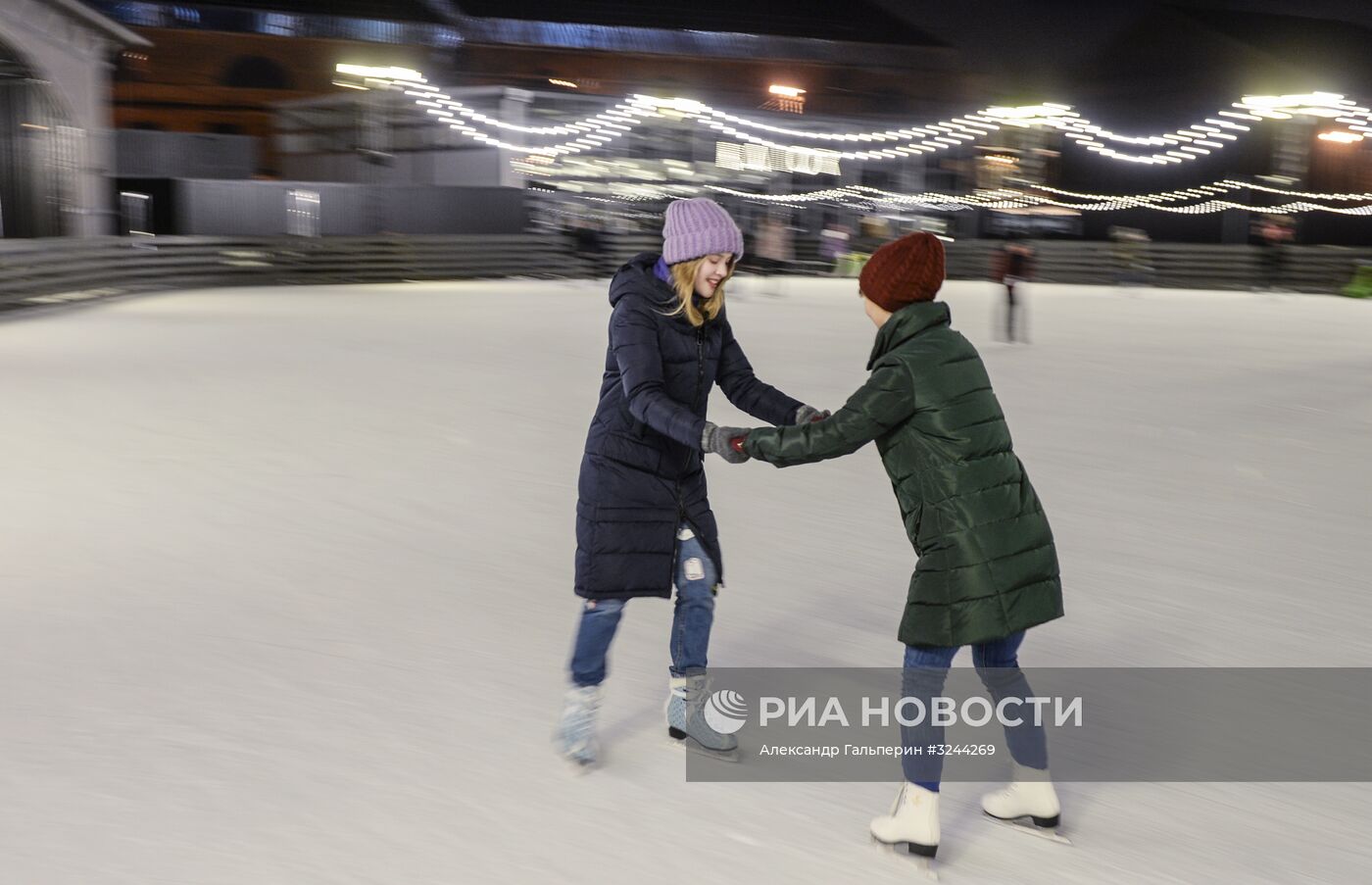 Каток на острове "Новая Голландия" в Санкт-Петербурге