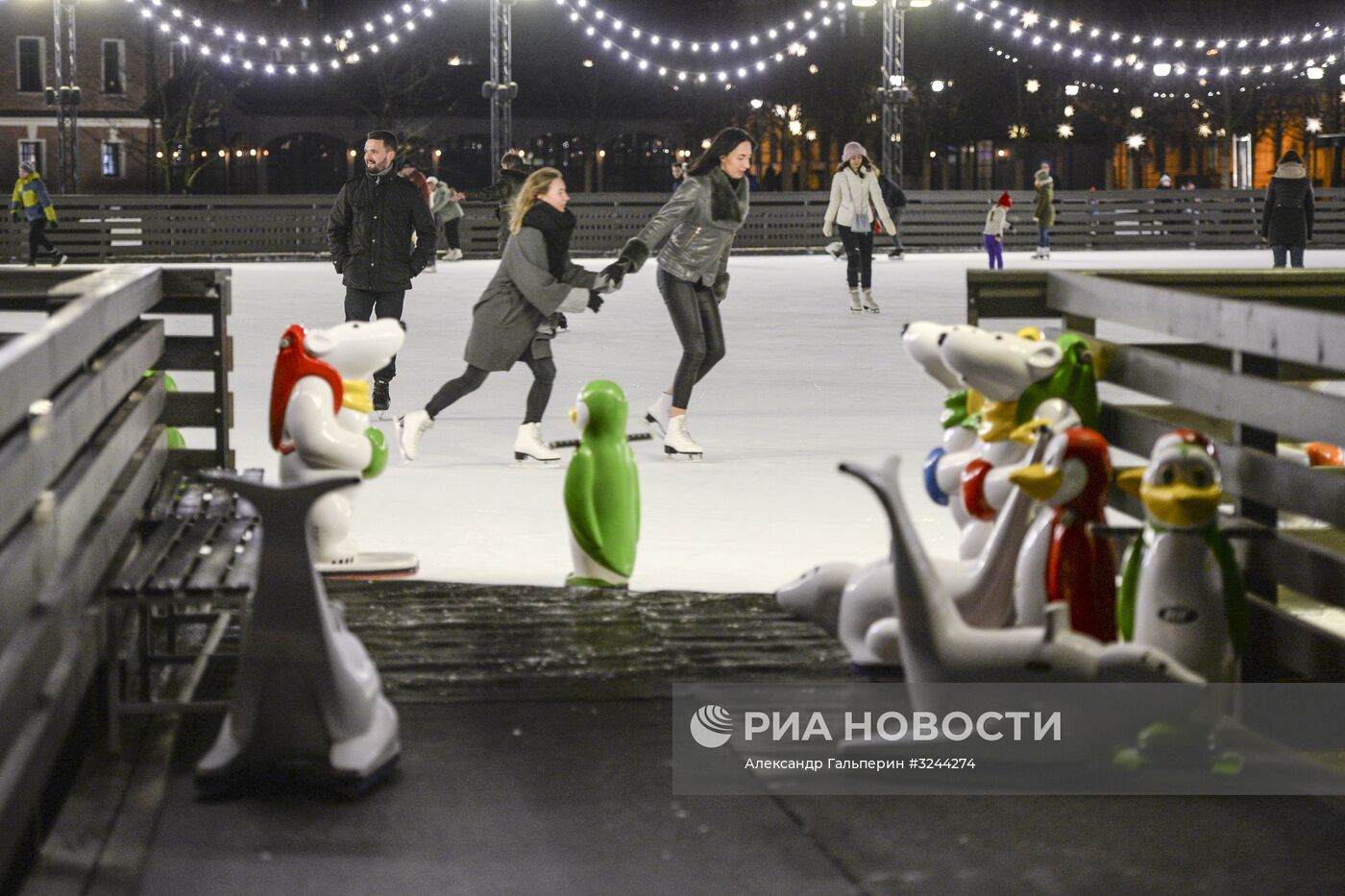 Каток на острове "Новая Голландия" в Санкт-Петербурге