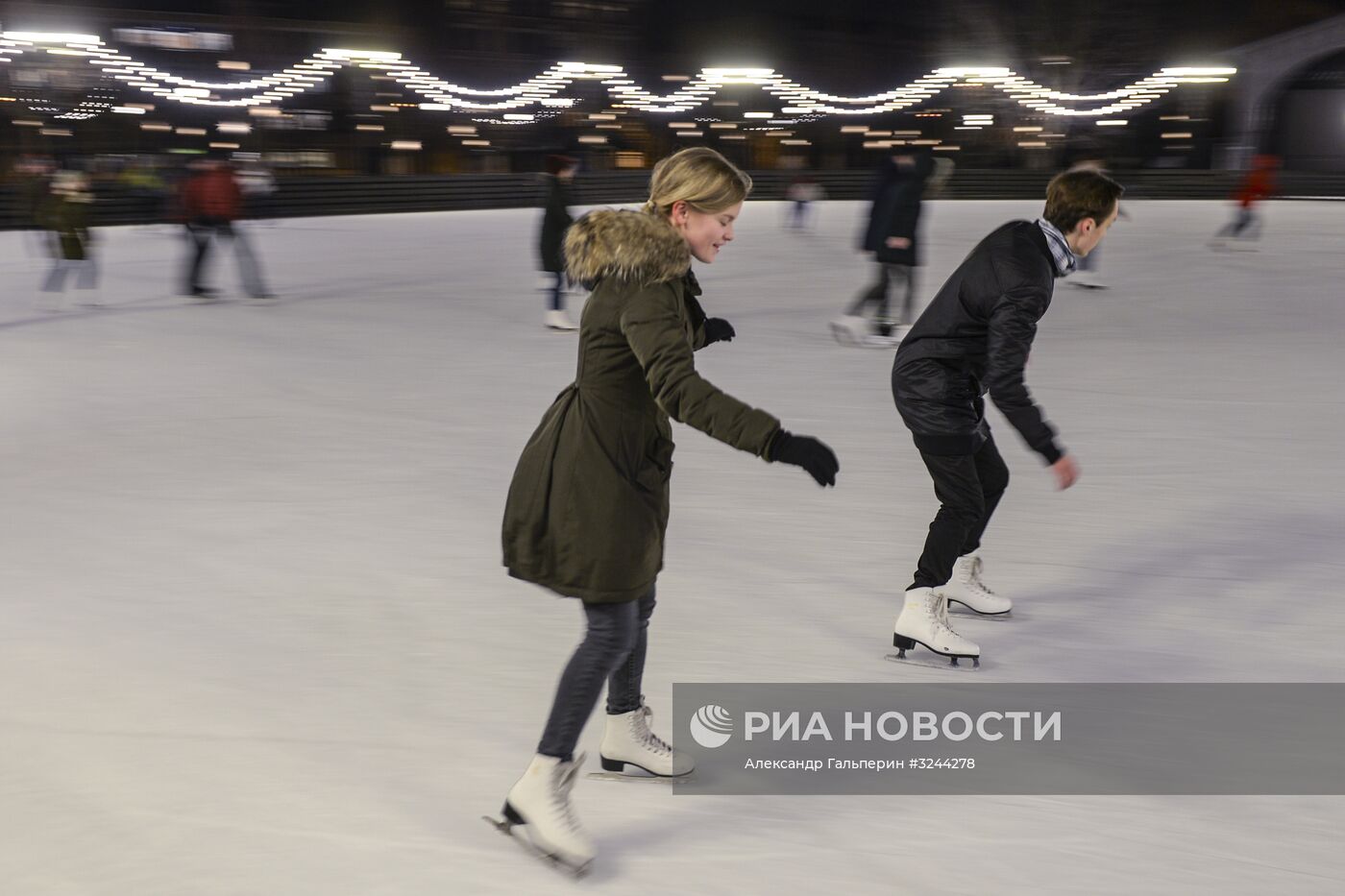 Каток на острове "Новая Голландия" в Санкт-Петербурге