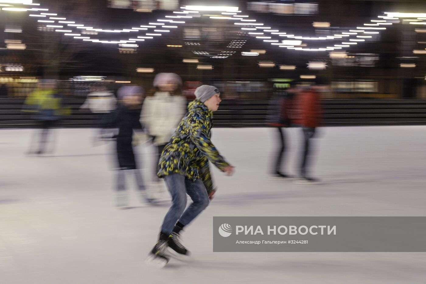 Каток на острове "Новая Голландия" в Санкт-Петербурге