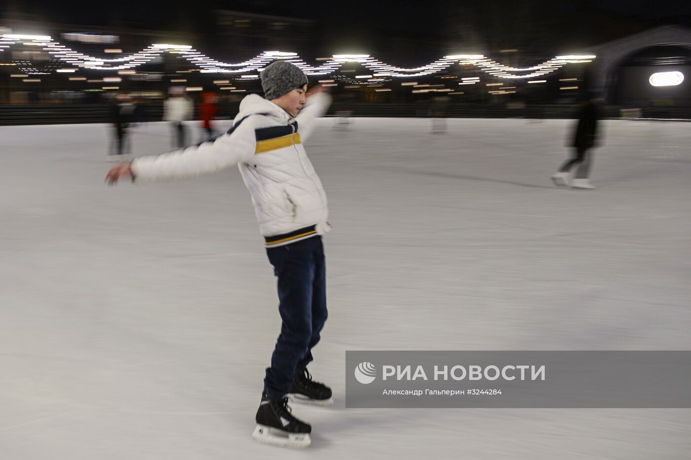 Каток на острове "Новая Голландия" в Санкт-Петербурге