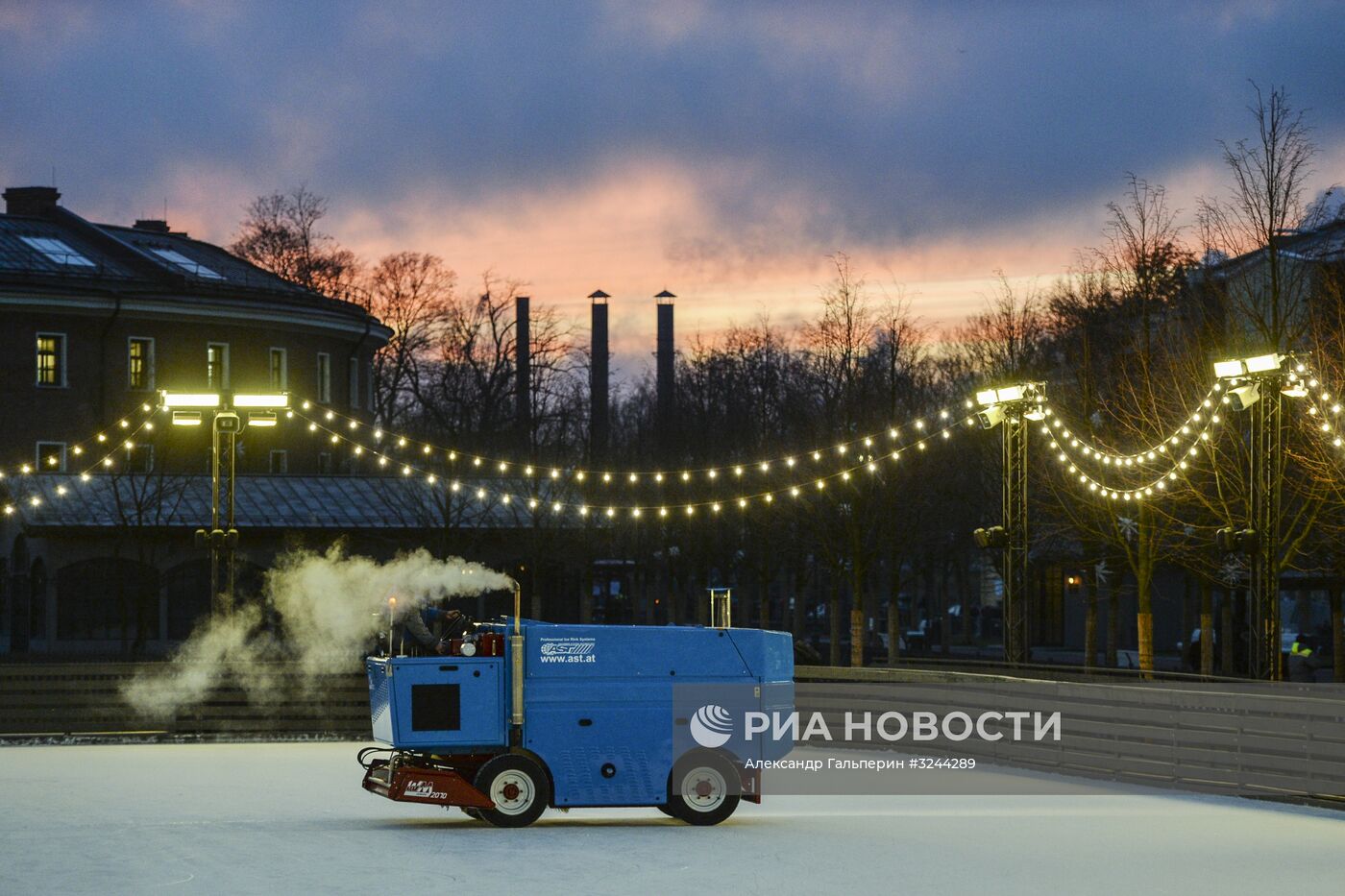 Каток на острове "Новая Голландия" в Санкт-Петербурге