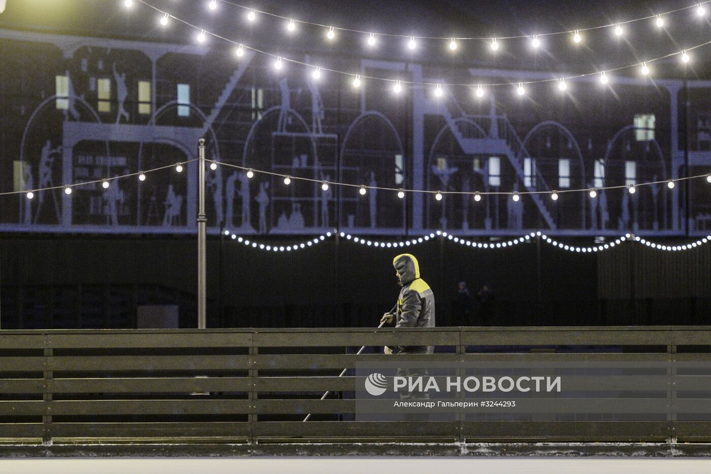 Каток на острове "Новая Голландия" в Санкт-Петербурге