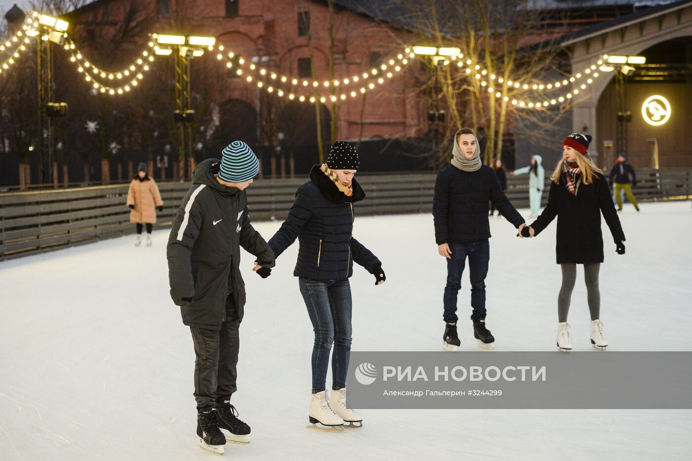 Каток на острове "Новая Голландия" в Санкт-Петербурге