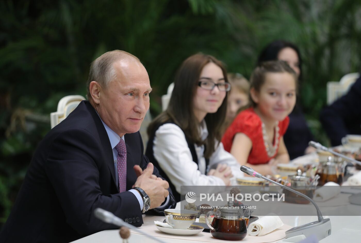 Президент РФ В. Путин встретился с победителями конкурса "Семья года"