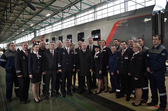 Президент РФ В. Путин посетил депо на железнодорожной станции "Москва-Киевская"