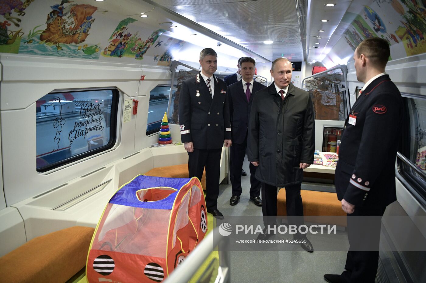 Президент РФ В. Путин посетил депо на железнодорожной станции "Москва-Киевская"