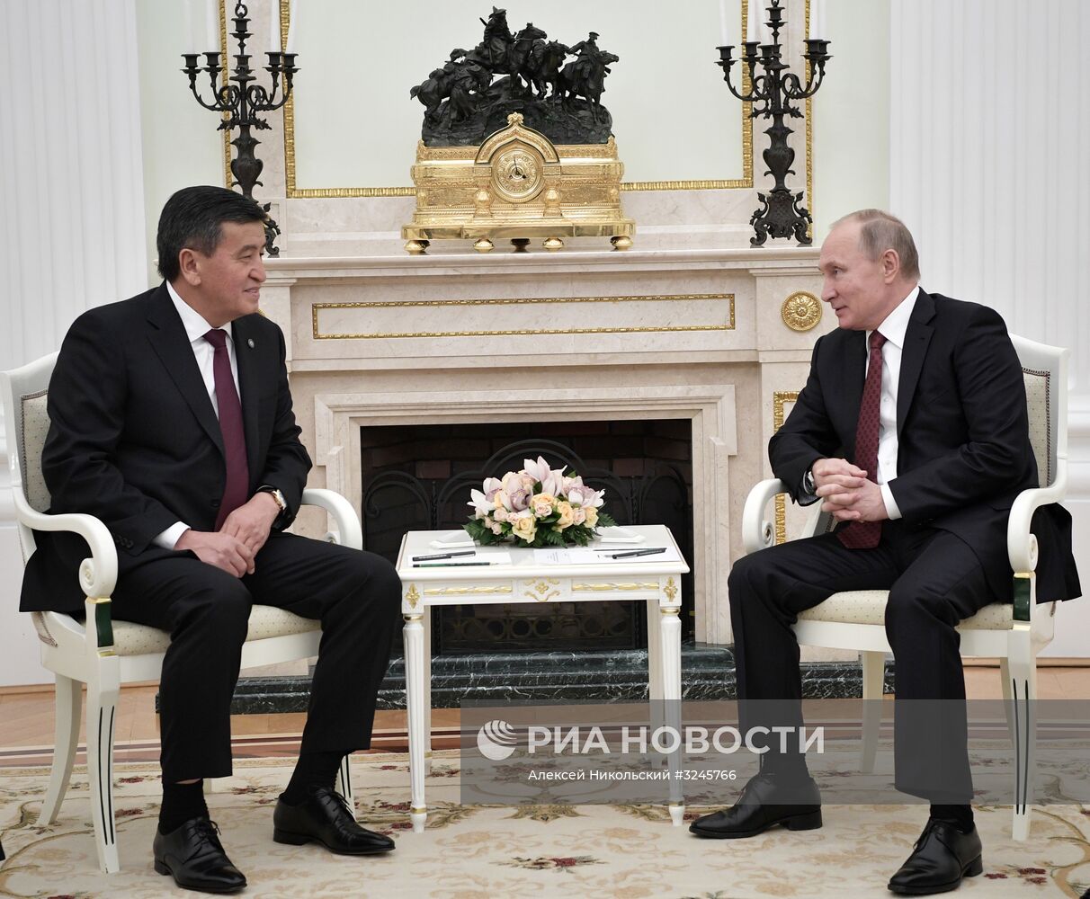 Президент РФ В. Путин встретился с президентом Киргизии Сооронбаем Жээнбековым