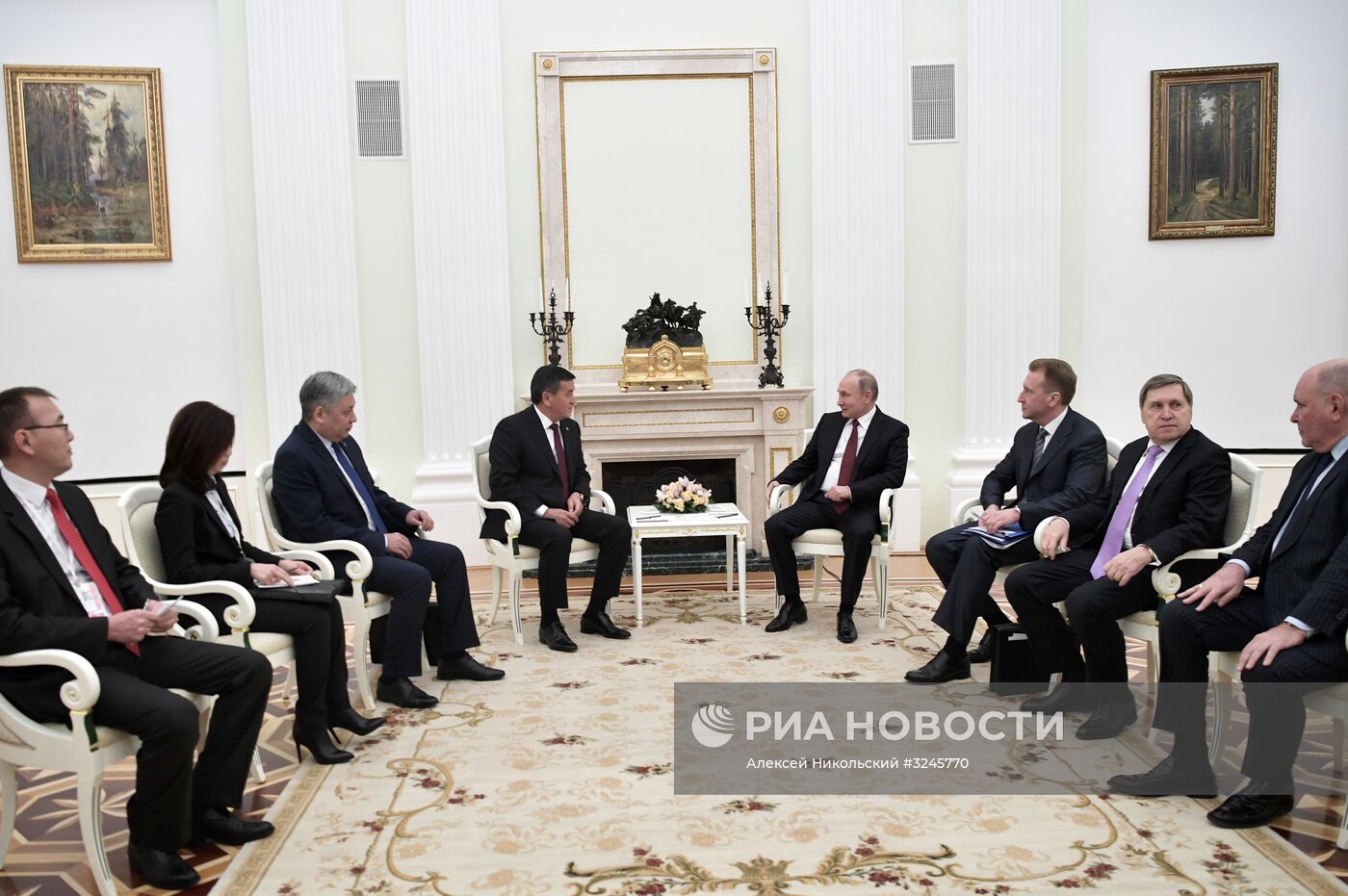 Президент РФ В. Путин встретился с президентом Киргизии Сооронбаем Жээнбековым