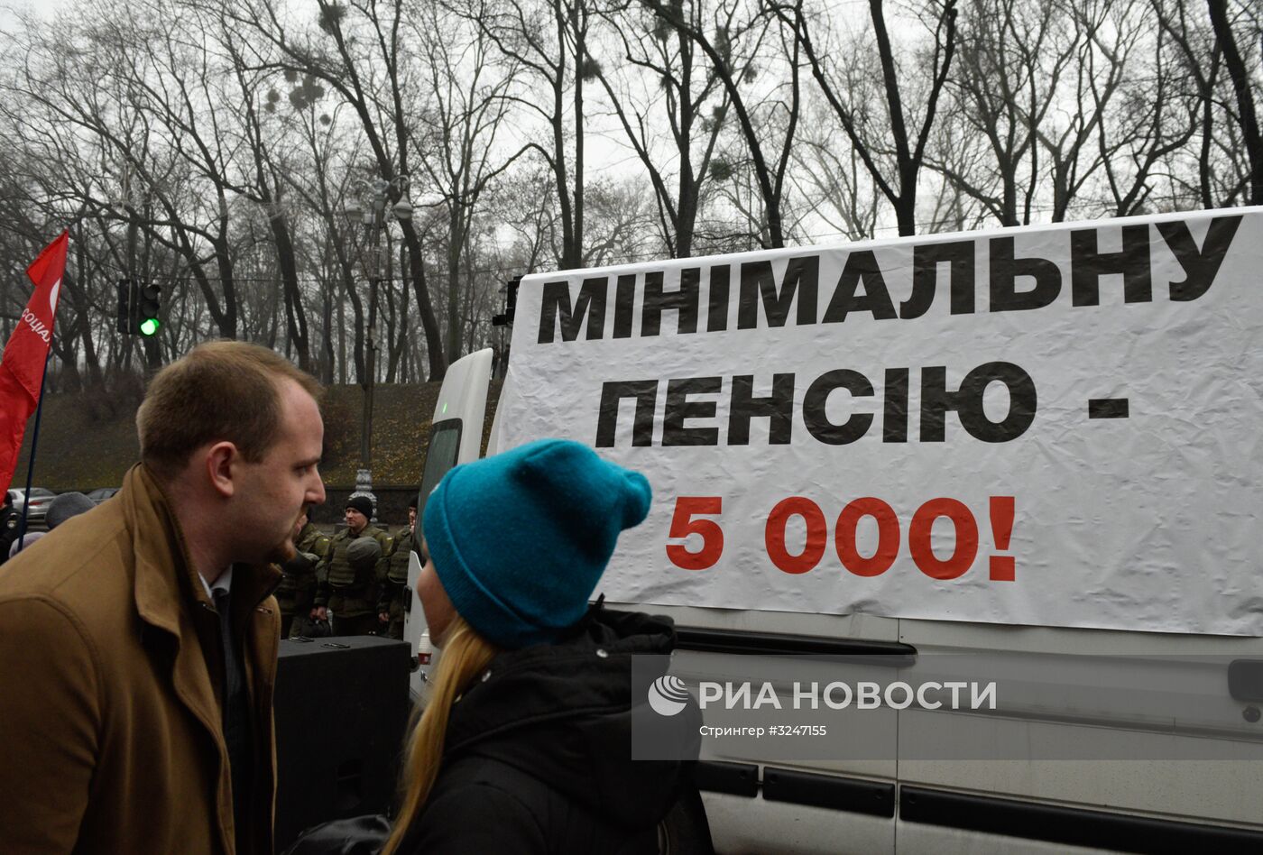 Акция в Киеве с требованием повышения МРОТ и пенсий