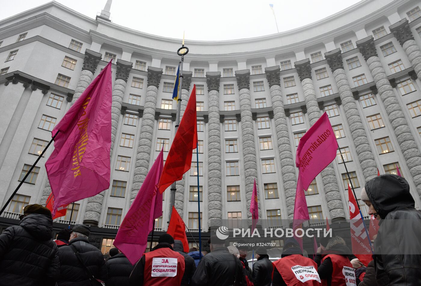 Акция в Киеве с требованием повышения МРОТ и пенсий