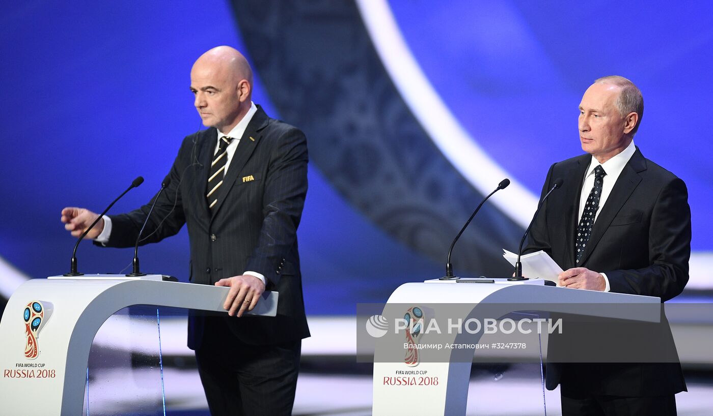 1 декабря 2017. Президент РФ Владимир Путин и президент FIFA Джанни Инфантино (слева) на финальной жеребьёвке чемпионата мира по футболу ФИФА 2018 в Государственном Кремлёвском дворце. Место: Россия, Москва. Автор: Владимир Астапкович/РИА Новости. Президент РФ В. Путин принял участие в финальной жеребьёвке ЧМ по футболу ФИФА 2018 в России