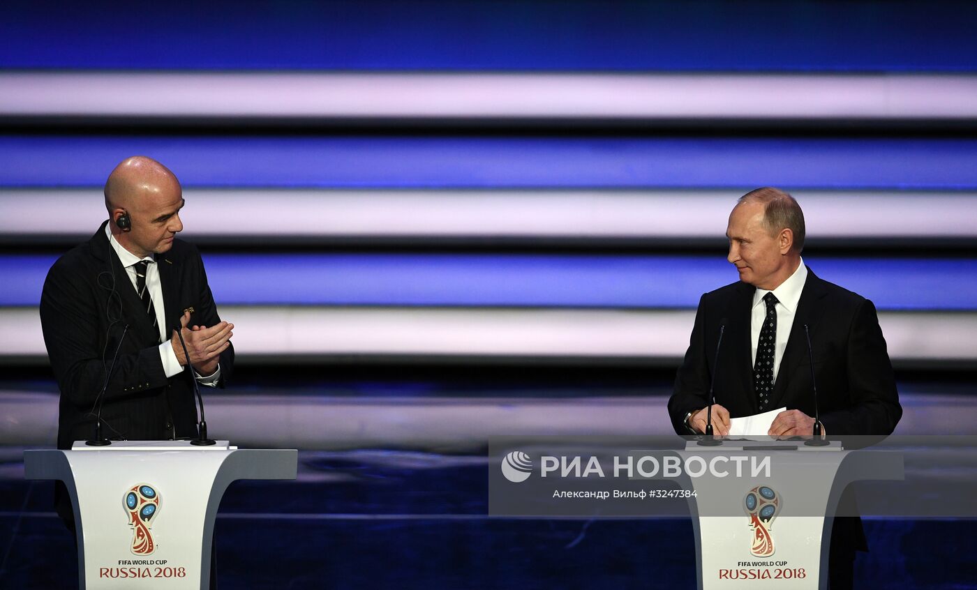 1 декабря 2017. Президент РФ Владимир Путин и президент FIFA Джанни Инфантино (слева) на финальной жеребьёвке чемпионата мира по футболу ФИФА 2018 в Государственном Кремлёвском дворце. Место: Россия, Москва. Автор: Александр Вильф/РИА Новости. Президент РФ В. Путин принял участие в финальной жеребьёвке ЧМ по футболу ФИФА 2018 в России
