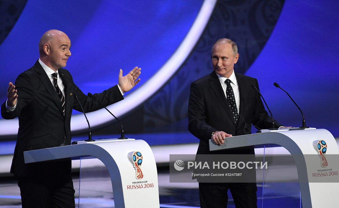1 декабря 2017. Президент РФ Владимир Путин и президент FIFA Джанни Инфантино (слева) на финальной жеребьёвке чемпионата мира по футболу ФИФА 2018 в Государственном Кремлёвском дворце. Место: Россия, Москва. Автор: Григорий Сысоев/РИА Новости. Президент РФ В. Путин принял участие в финальной жеребьёвке ЧМ по футболу ФИФА 2018 в России
