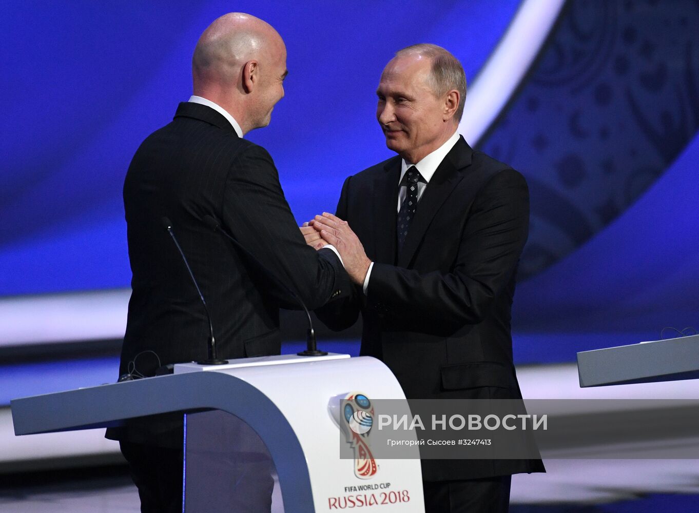 1 декабря 2017. Президент РФ Владимир Путин и президент FIFA Джанни Инфантино (слева) на финальной жеребьёвке чемпионата мира по футболу ФИФА 2018 в Государственном Кремлёвском дворце. Место: Россия, Москва. Автор: Григорий Сысоев/РИА Новости. Президент РФ В. Путин принял участие в финальной жеребьёвке ЧМ по футболу ФИФА 2018 в России