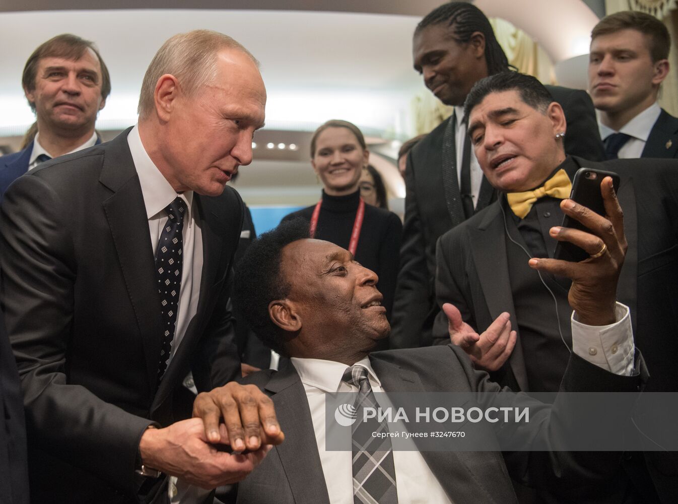 1 декабря 2017. Президент РФ Владимир Путин, бразильский футболист Пеле и аргентинский футболист Диего Марадона (слева направо) во время встречи со звёздами мирового футбола, приехавшими в Москву для участия в финальной жеребьёвке чемпионата мира по футболу ФИФА 2018 в России. Место: Россия, Москва. Автор: Сергей Гунеев/РИА Новости. Президент РФ В. Путин принял участие в финальной жеребьёвке ЧМ по футболу ФИФА 2018 в России