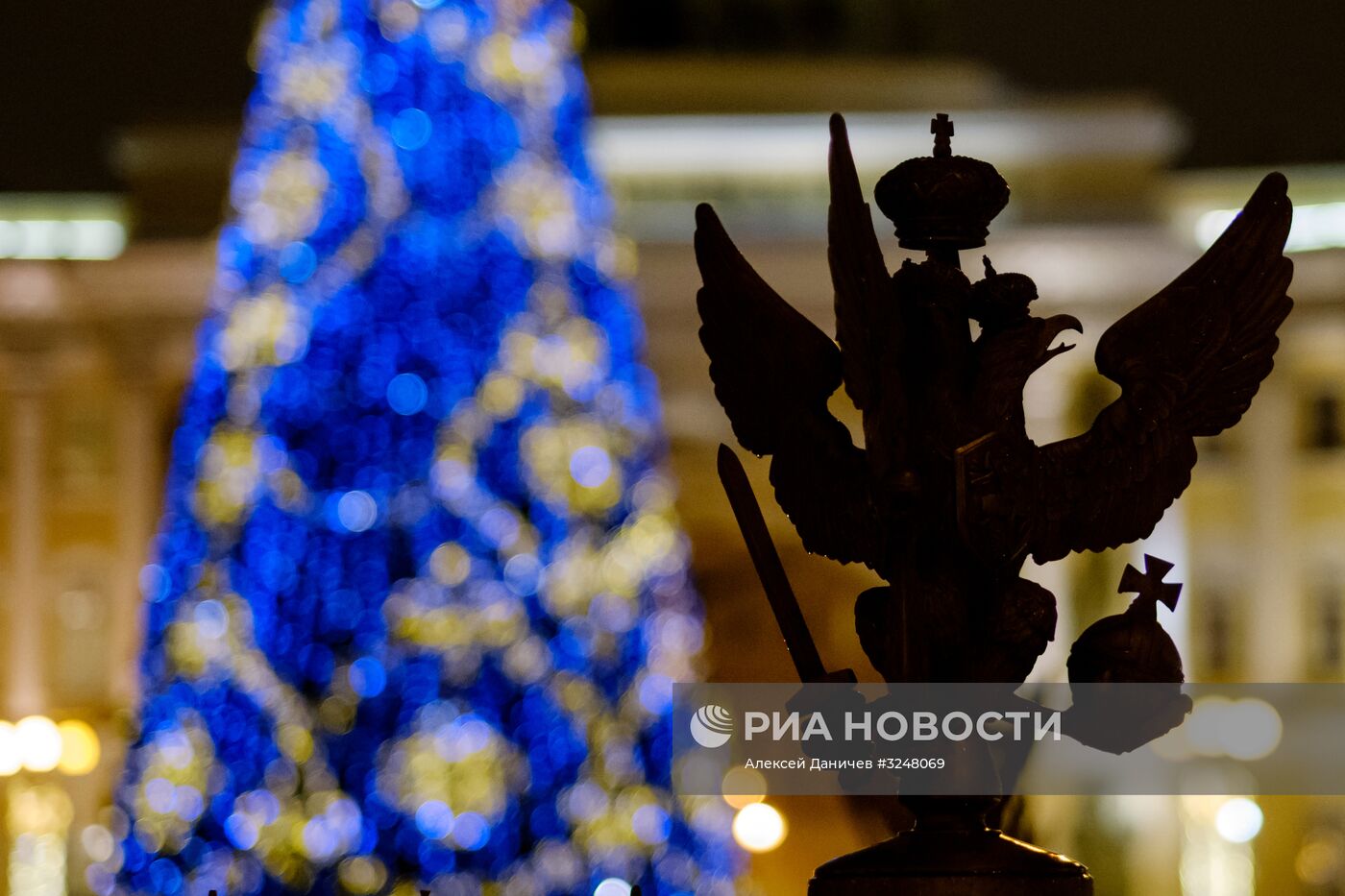 Новогоднее украшение Невского проспекта в Санкт-Петербурге