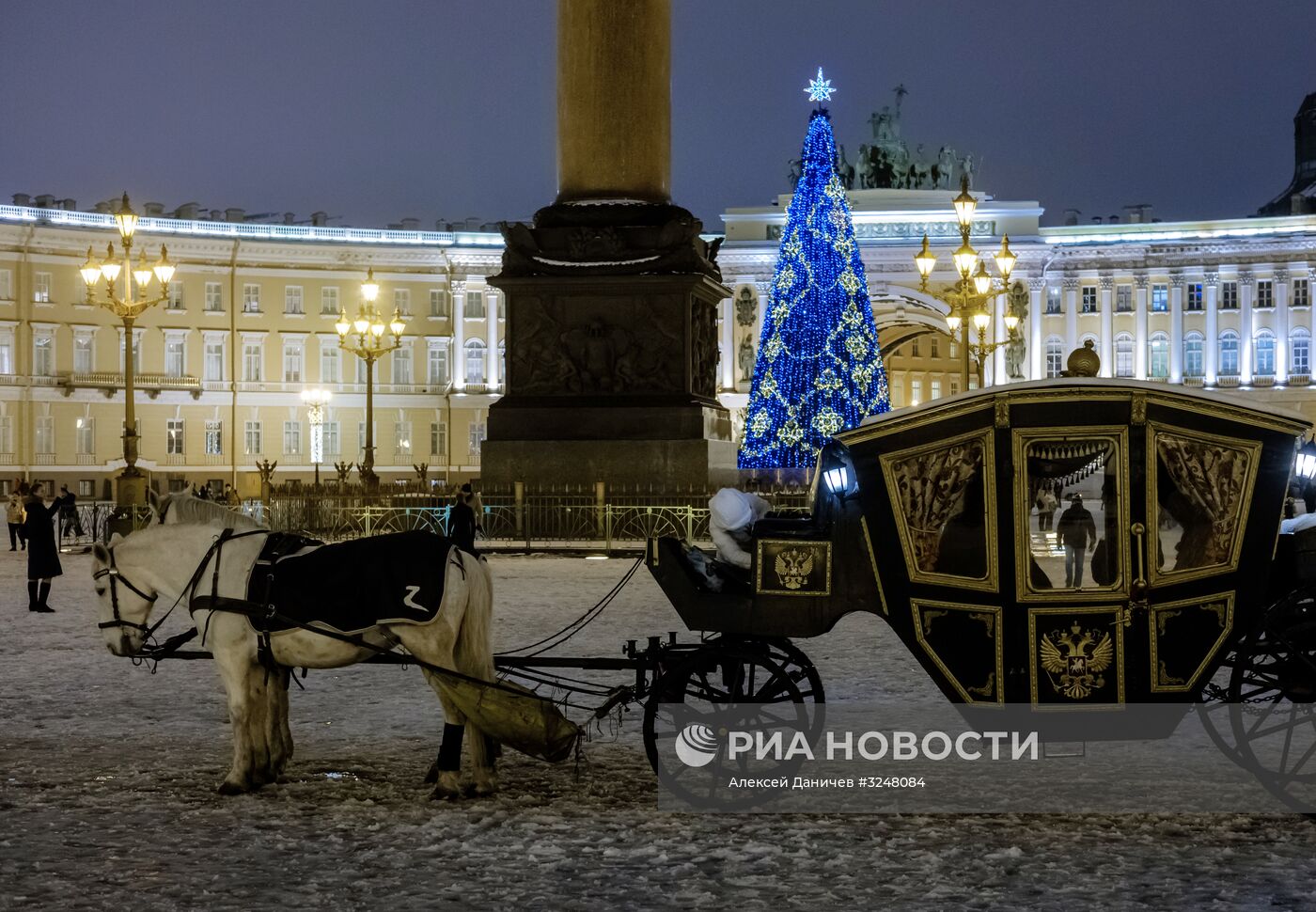 Новогоднее украшение Невского проспекта в Санкт-Петербурге