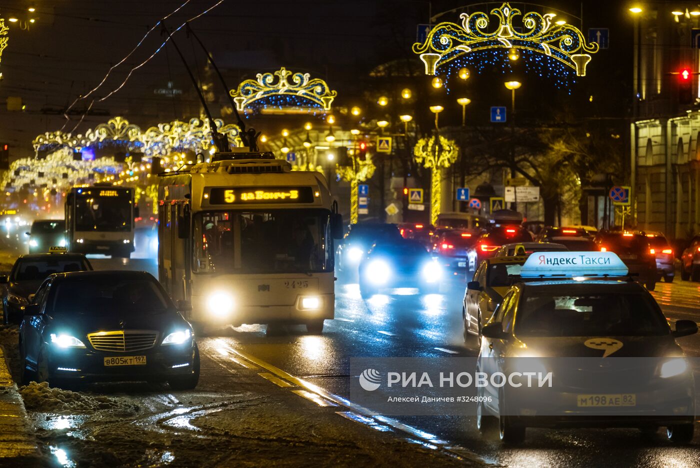 Новогоднее украшение Невского проспекта в Санкт-Петербурге
